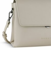 Borsa a tracolla in pelle beige con chiusura a pattina, accessori in metallo argentato, tracolla regolabile e leggero rilievo del marchio sulla parte anteriore. Texture liscia.