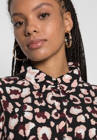 Pieces Petite PCFALISHI MIDI DRESS - Vestido camiseiro - black