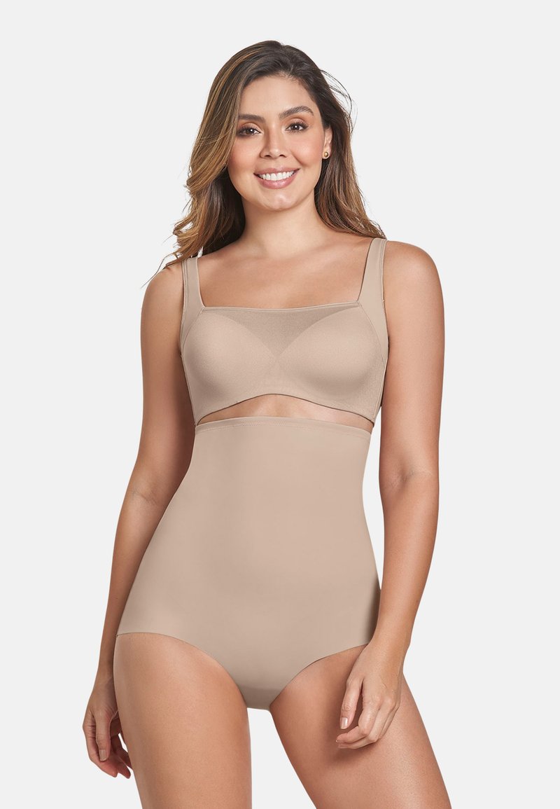 Beiger Badeanzug mit quadratischem Ausschnitt und breiten Trägern. Verfügt über ein Cut-Out-Detail unter der Brust, hergestellt aus glattem, dehnbarem Material.