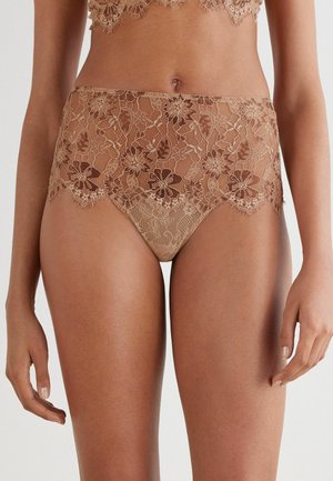 Beige hoge taille onderbroeken van kant met bloemmotieven en golvende randen. Gevoelige textuur met doorschijnende panelen en ingewikkelde details.