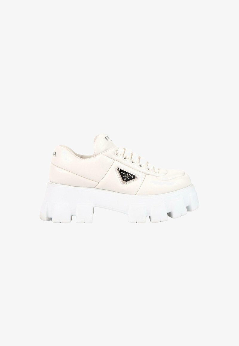 Baskets en cuir blanc Prada avec semelle épaisse rainurée, lacets à l’avant et plaque triangulaire noire du logo sur le côté.