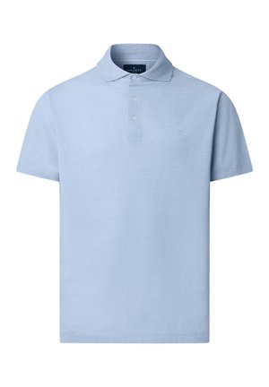 Polo à manches courtes bleu clair avec trois boutons et un petit logo brodé sur le côté gauche de la poitrine.