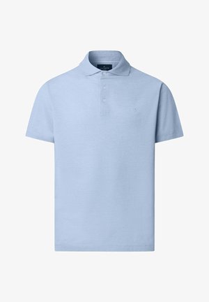 Hellblaues Polohemd mit kurzen Ärmeln, drei Knöpfen und einem kleinen gestickten Logo auf der linken Brust.