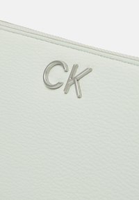 Calvin Klein DAILY LARGE ZIP AROUND WALLET - Portafoglio - milky green