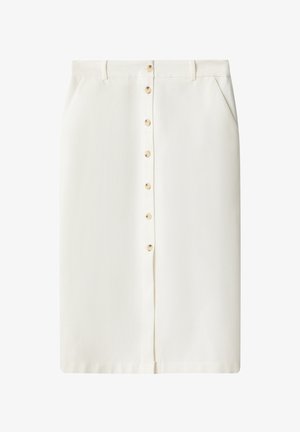 Jupe crayon blanche à coupe droite, avec une fermeture à boutons sur le devant, des poches latérales et une texture de tissu lisse.