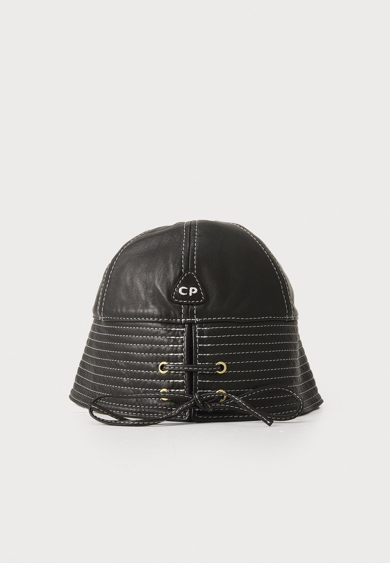 Czarny skórzany kapelusz wiadro z zaokrąglonym wierzchem, pionowym przeszyciem i akcentami z laces. Na przodzie znajduje się okrągła naszywka z logo.
