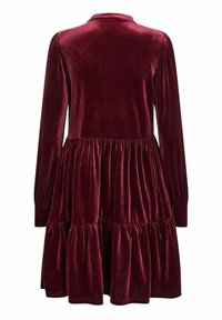 Robe en velours bordeaux à manches longues avec jupe froncée à volants et poignets ajustés, vue de dos sur fond blanc.