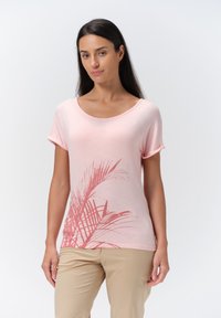 Camiseta de manga corta rosa claro con un estampado de palmera en color coral. Tejido suave y elástico con un escote redondo y mangas enrolladas.