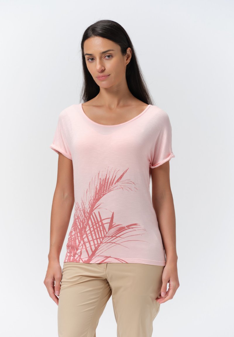 Camiseta de manga corta rosa claro con un estampado de palmera en color coral. Tejido suave y elástico con un escote redondo y mangas enrolladas.
