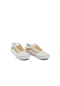 Baskets blanches avec un dessus en daim lisse, des accents de lacets dorés et une bande latérale texturée. Semelle en caoutchouc avec une bordure jaune discrète.