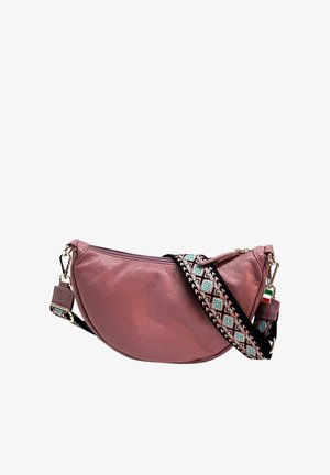 Sac à bandoulière en cuir rose pâle en forme de croissant avec une bandoulière à motif géométrique multicolore et un petit charm drapeau italien sur une finition dorée.