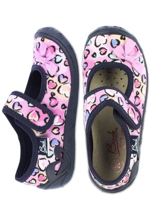 Rosa Stoffschuhe mit Herzmustern, dunkelblauer Borte, Klettverschluss und einer Schleifenverzierung. Gummisohlen sorgen für Grip und Langlebigkeit. Größe 36.
