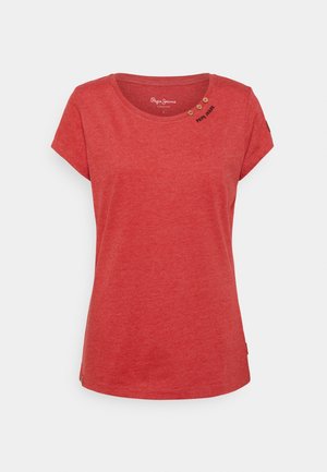 Czerwona damska koszulka z krótkim rękawem i okrągłym dekoltem, z trzema małymi drewnianymi guzikami przy kołnierzu oraz napisem "Pepe Jeans".