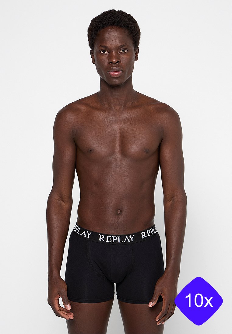 Schwarze Boxer Shorts für Männer mit einem weißen "REPLAY"-Logo am Bund. Der Stoff ist glatt, das Design ist körperbetont und endet mittig am Oberschenkel.