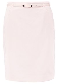 Heller rosa Rock mit einer glatten Textur, mittellanges Design, ausgestattet mit einem kleinen schwarzen Gurtverschluss und seitlichen Taschen für zusätzliche Details.