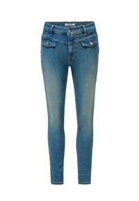 Jeans ajustados en denim azul medio con áreas desgastadas. Cuenta con dos bolsillos delanteros, dos bolsillos traseros y herrajes en tono cobre.