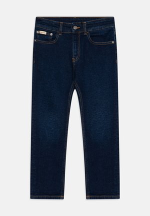 Jeans in denim blu scuro con design a gamba dritta, dotati di cinque tasche, cuciture gialle e etichetta con marchio sulla vita.