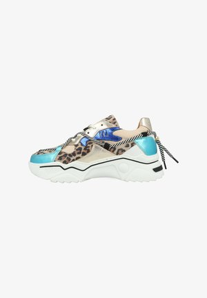 Sneakers met metallic gouden, blauwe en turquoise materialen, accenten van luipaardprint, zwart-wit gestreepte veters en een dikke witte zool.