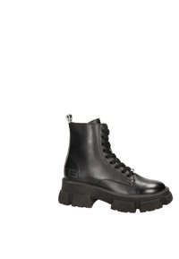 Botte de combat en cuir noir avec semelle à crampons épaisse, devant à lacets et languette de tirage à l'arrière.