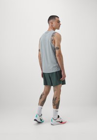 Nike Performance CHALLENGER - Sportske kratke hlače - vintage green/bicoastal/black/silver