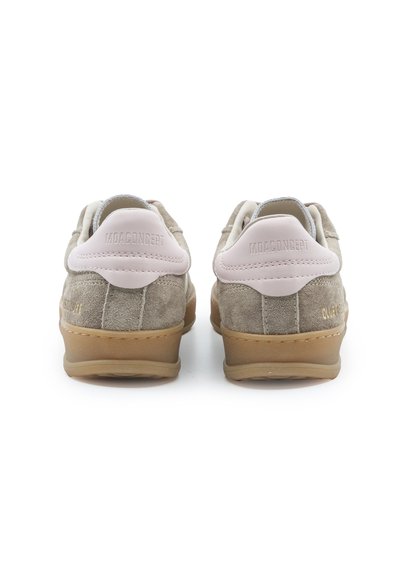 Paire de baskets en daim beige avec semelles en gomme, languettes de talon roses embossées de "MOACONCEPT", vues de dos.