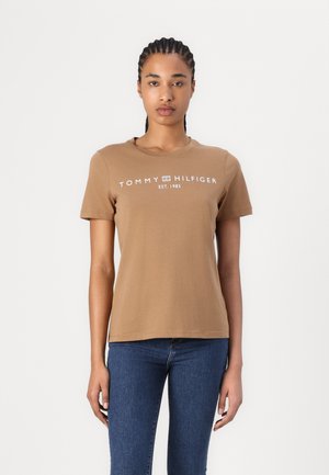 T-shirt en coton marron à manches courtes, col rond, avec le texte blanc "TOMMY HILFIGER EST. 1985" imprimé à l'avant. Coupe décontractée.