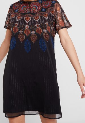 Robe courte noire avec des manches transparentes, motif floral et géométrique multicolore complexe autour de l'encolure et du haut de la poitrine.