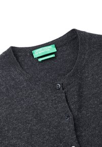 Cardigan gris charbon en laine mérinos avec un col rond, doté de deux boutons foncés et d'une étiquette de marque verte. Texture douce.