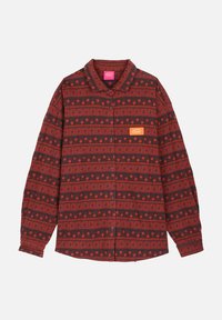 Chemise à boutons rouge et noire à motifs, avec un col évasé, des manches longues et un petit patch logo orange sur la poche poitrine.