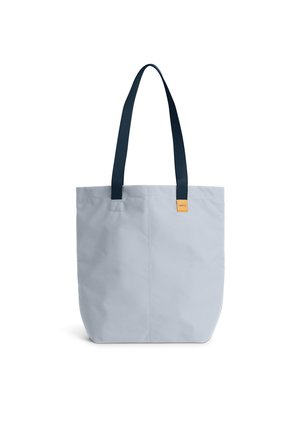 Borsa tote in tela azzurro chiaro con manici blu scuro, forma quadrata e una piccola etichetta arancione del marchio sul davanti. Design semplice e funzionale.