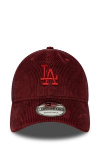 Gorra de béisbol de corduroy burdeos con un diseño estructurado, que presenta un logo bordado de LA en color a juego y una correa ajustable.