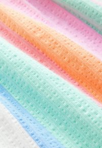 Tkanina bawełniana z poziomymi paskami w miętowej zieleni, delikatnym różu, pastelowym pomarańczu i jasnym niebieskim, z teksturowanym otwartym splotem.