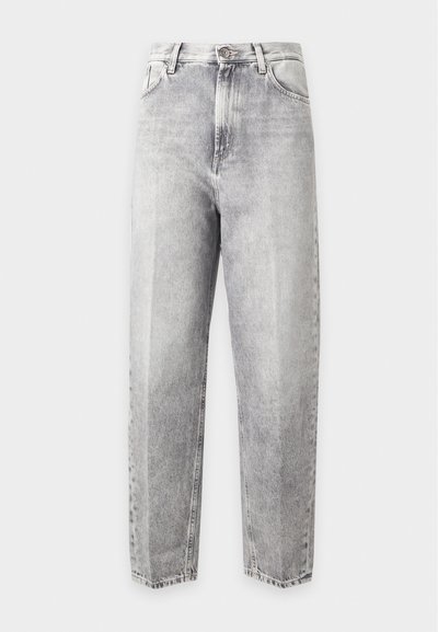 Jean taille haute, coupe droite en lavage pierre gris clair avec bouton devant, fermeture éclair et design cinq poches.