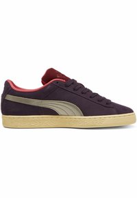 Ljubičasti suede tenisice s bež prugom, okrugli vrh, teksturirana gumena potplat i crveni detalji na jeziku i ovratniku. Model s vezicama.