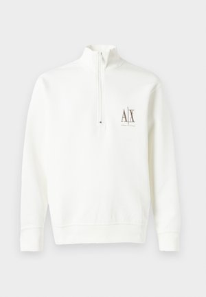Hvid zip-neck sweatshirt lavet af blødt stof. Har et lille logo på venstre bryst i brun farve samt ribbede kanter og ærmer.