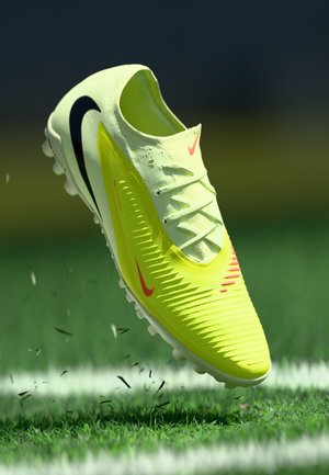 PHANTOM 6 LOW PRO TF - Scarpe da calcio per terreni sintetici - hyper crimson/black/limelight
