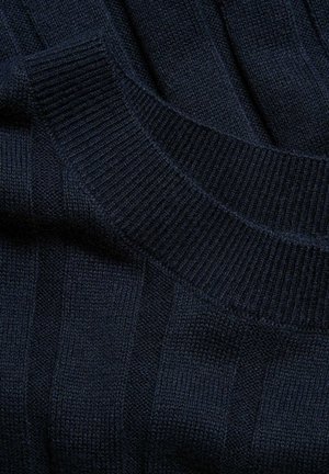 Granatowy sweter dzianinowy z pionowym prążkowanym teksturą i okrągłym kołnierzem. Miękki materiał o grubym, przytulnym wyglądzie.