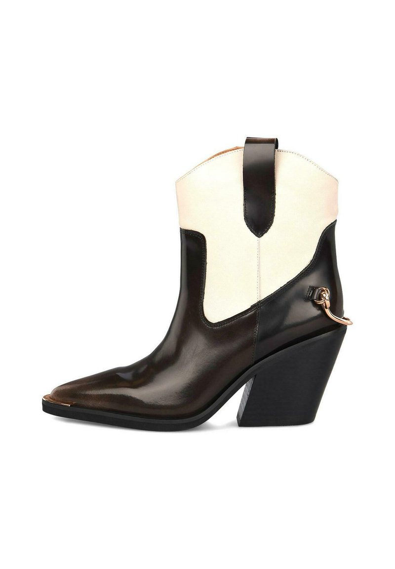 Czarne skórzane kowbojki z białą cholewką, spiczastym noskiem i masywnym obcasem. Posiadają boczną pętlę do zaciągania oraz ozdobną pętlę.