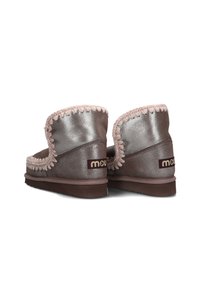 Korte enkellaarzen van metallic grijs leer met roza stiksel en een logo patch. Zachte voering en een gestructureerde zool voor grip.