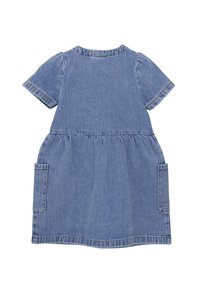 Jeansklänning i ljusblått med korta puffärmar, sammanstoppad midja, två framfickor och rundad halsringning. Klassisk jeansstruktur.