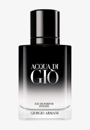 Botella rectangular de perfume con degradado de negro a blanco y tapa negra etiquetada Acqua di Giò Eau de Parfum Intense de Giorgio Armani.