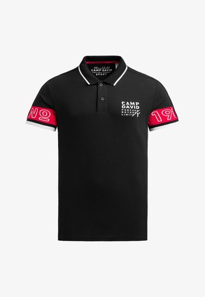 Polo nero con vestibilità slim, colletto bianco a contrasto e dettagli rossi sulle maniche con testo bianco e grafica.