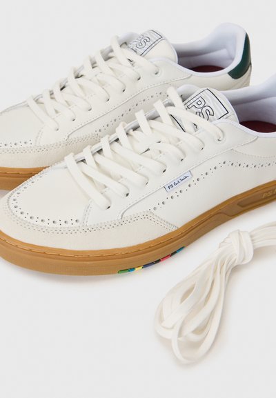 Weiße Leder-Sneaker mit Perforationen, flachen Schnürsenkeln und Gummisohle. Hervorgehobenes Farbakzent an der Seite und Logo auf der Zunge.