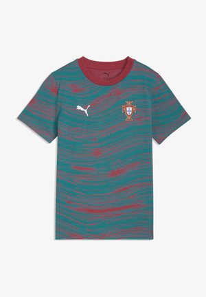 Turkis og mørkerød kortærmet sportsskjorte med bølget stribemønster, mørkerød krave, Puma-logo og Portugals nationale fodboldholds skjold.