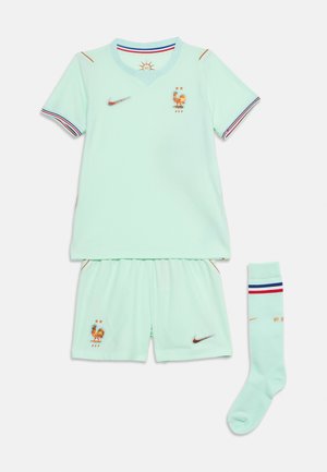 Tenue de football vert clair de la France avec maillot à manches courtes, shorts et chaussettes présentant des logos dorés du coq et de Nike, et une bordure bleu-rouge-blanc.