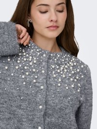 Cardigan in lana grigia con scollo rotondo e perle finte sparse sull'area del petto. Il tessuto ha un aspetto morbido e testurizzato.
