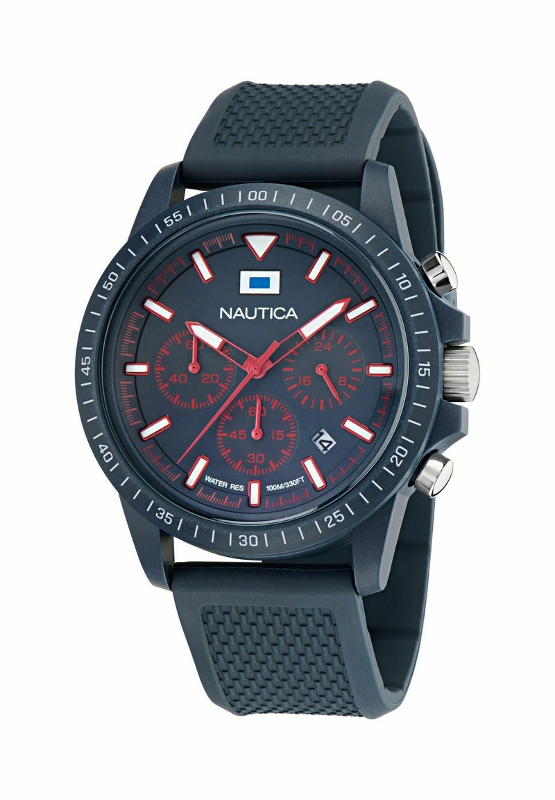 Montre Nautica avec un bracelet en caoutchouc bleu foncé, un boîtier rond, des accents rouges et un cadran noir avec des aiguilles lumineuses et trois sous-cadrans chronographes.