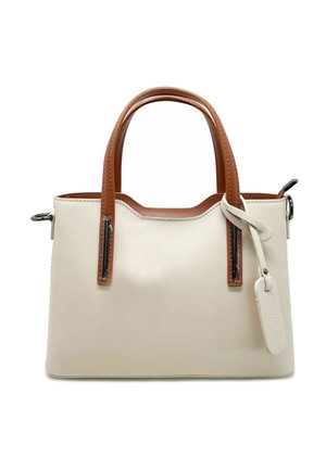 Borsa in pelle color crema con manici marroni, hardware in argento e una targhetta rimovibile. Presenta un design elegante e accenti di cuciture a contrasto.
