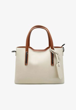 Borsa in pelle color crema con manici marroni, hardware in argento e una targhetta rimovibile. Presenta un design elegante e accenti di cuciture a contrasto.