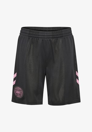 Czarne sportowe spodenki z elastycznym pasem, różowe skośne paski po bokach oraz różowe logo Duńskiego Związku Piłki Nożnej na dolnej lewej nodze.